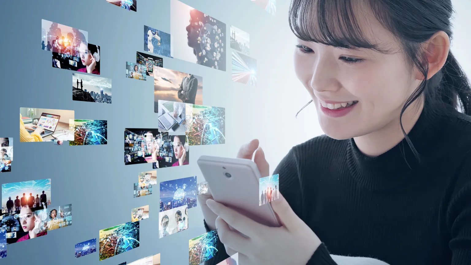 女性がスマホを操作している