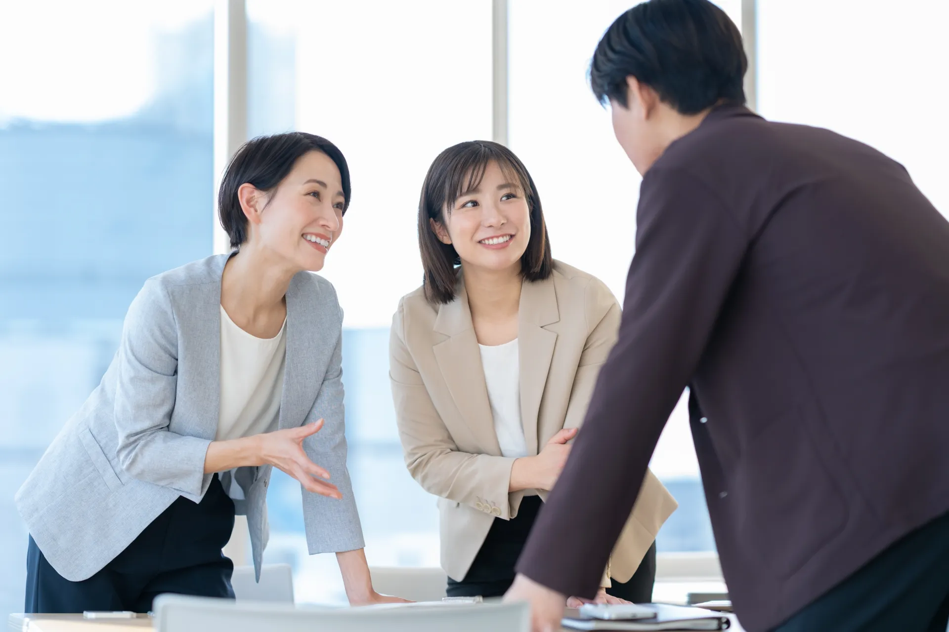 社員が話しあっている